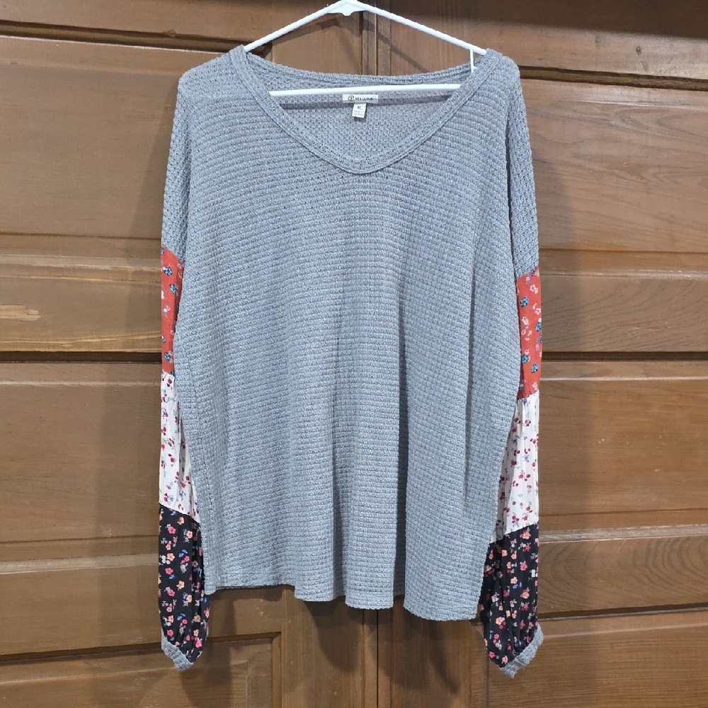 Versona Gray Waffle V-Neck Sweatshirt with Red, White & Black Floral Sleeves
